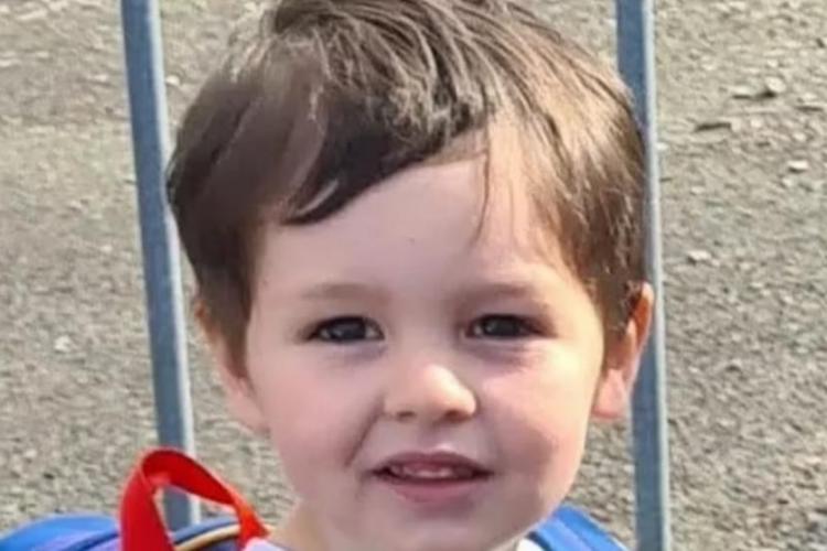 Băiețel de 4 ani, ”fericit şi plin de viaţă”, găsit mort într-un iaz, după ce a dispărut când se juca în apropierea casei