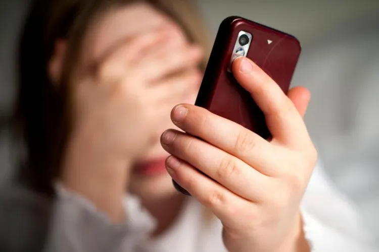 Mai multe minore, șantajate de un tânăr: Le amenința că publică poze pornografice cu ele. Cea mai mică victimă are 10 ani