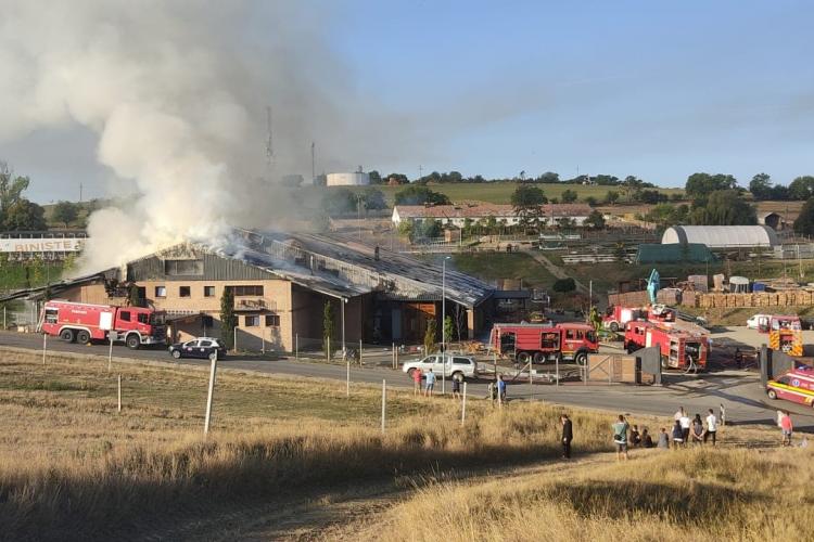 FOTO/VIDEO. Incendiu cumplit la un restaurant din Turda. Cinci autospeciale de stingere intervin