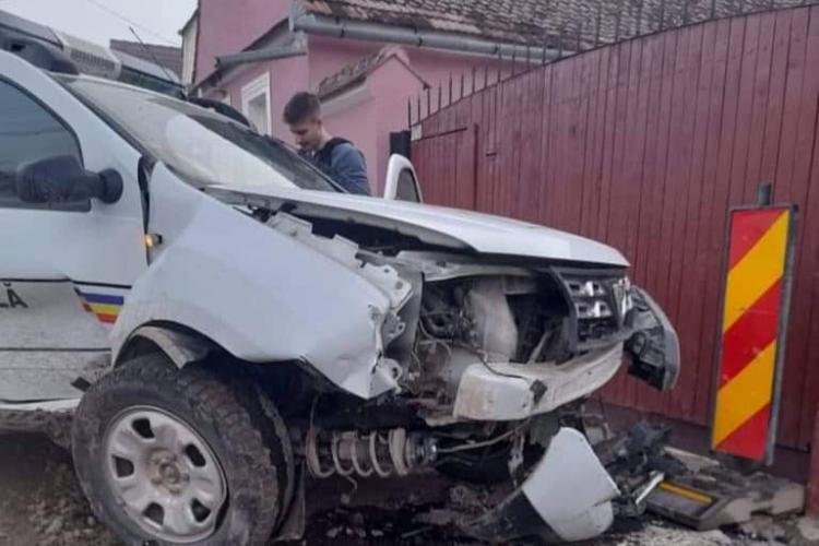 Un bărbat beat a furat mașina Poliției Locale şi a făcut accident. Bărbatul se întorcea de la o petrecere 