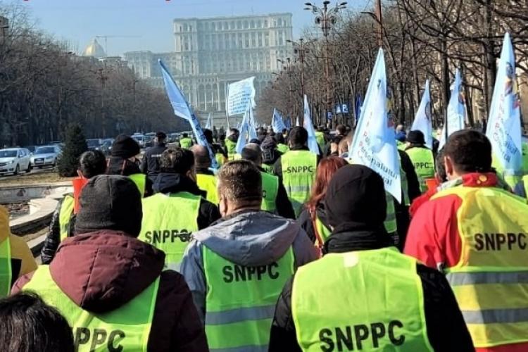 Sindicaliștii din poliție și penitenciare protestează în fața Guvernului și sediilor PNL și PSD: „Salariul nostru, cât cel al unui muncitor necalificat”