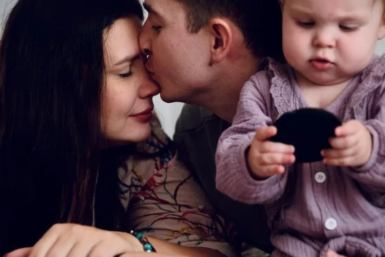 O influenceriţă așteaptă al doilea copil cu fiul vitreg pe care l-a crescut de la 7 ani. Femeia spune că nu are remuşcări