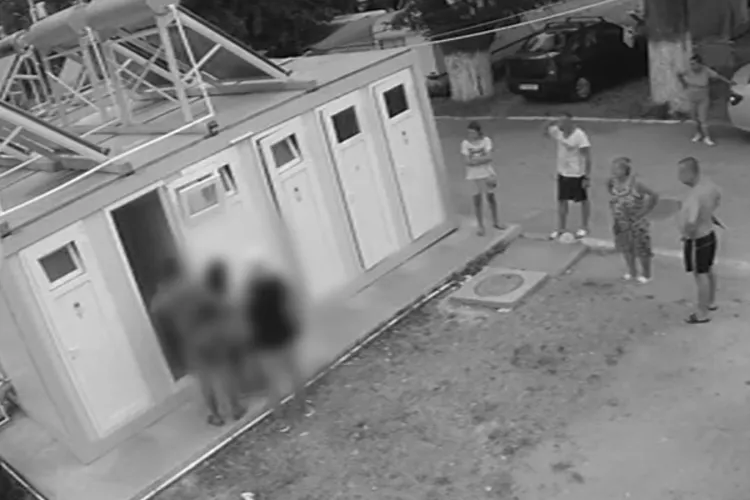 Femeie înjunghiată de iubit în toaleta unui camping de pe litoral, sub privirile tuturor. Păi cum iubeşti tu femeia? Aşa pe pumni? - FOTO