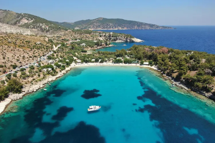 Românul tot român! Turist prins cu ”pachet de acasă” pe o plajă privată din Grecia, deși e interzis