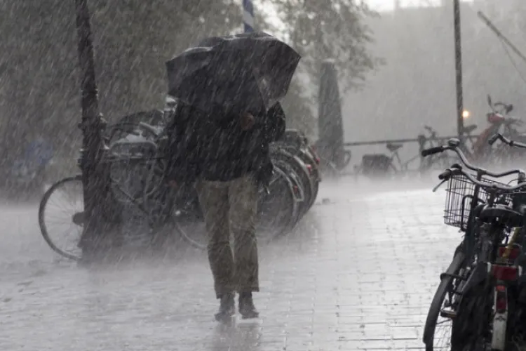 COD GALBEN de averse torențiale, emis de ANM. Clujul, pe lista județelor vizate cu instabilitate atmosferică accentuată