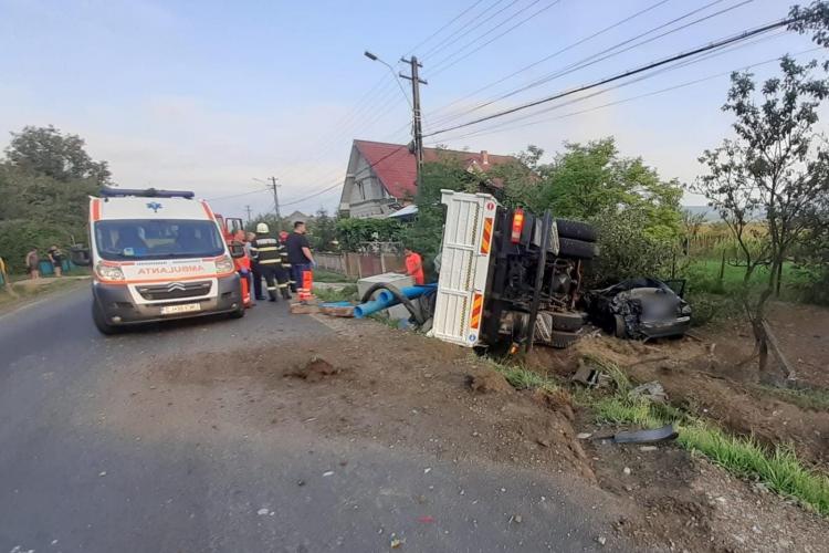 Accident în Sânmărghita. Un autocamion și o mașină au ajuns în șanț 