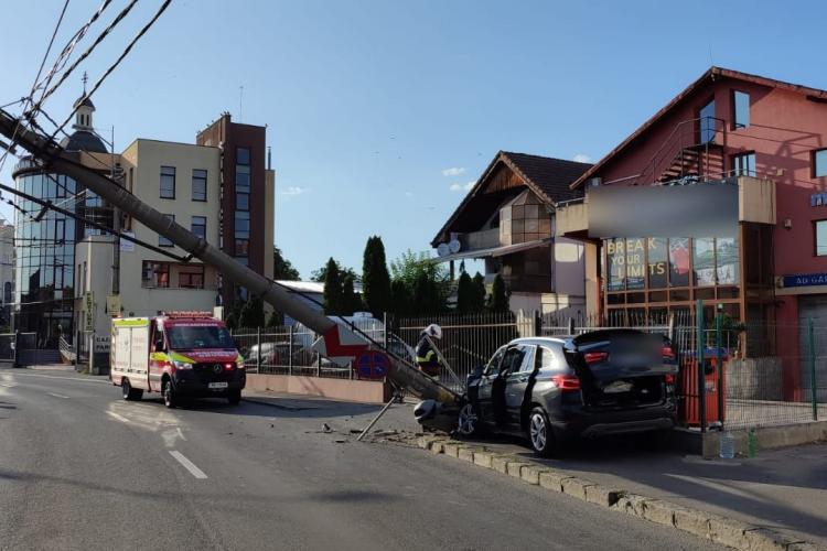 Accident grav pe strada Traian Vuia. Un aiurit a rupt un stâlp - FOTO 