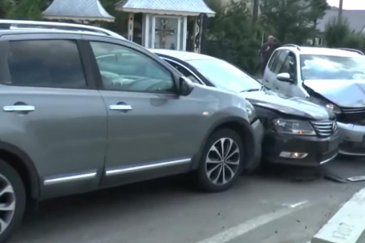 VIDEO - Trei mașini s-au ciocnit chiar în timpul unui reportaj TV despre „una dintre cele mai periculoase intersecții”
