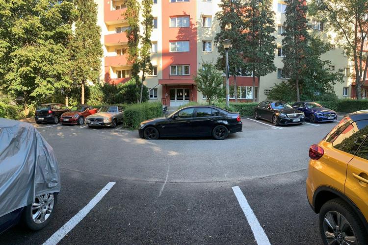 ”Șeicul” Clujului sau numai un șmecher cu PILE? Ocupă 4 parcări (trei Mercedesuri), chiar la scara blocului, iar alții nu au niciun loc - FOTO