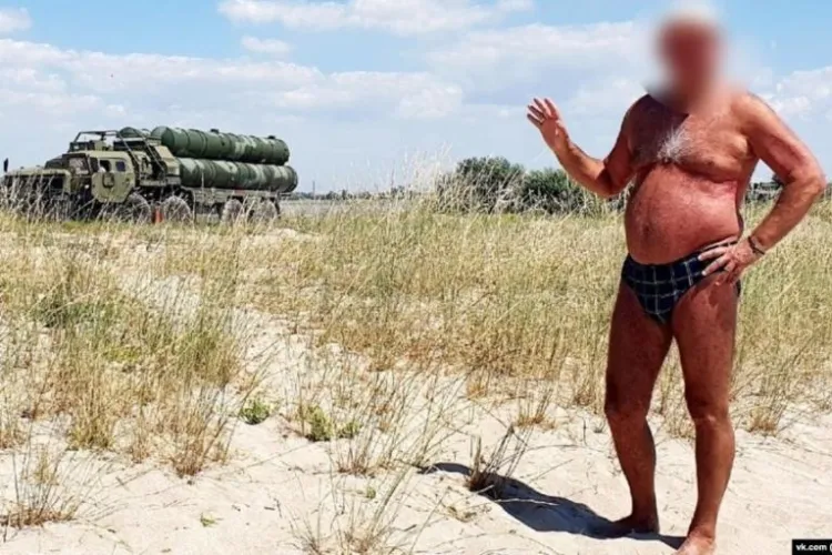 Turiștii ruși se pozează în Crimeea lângă sistemele S-400 de pe o plajă, și le arată ucrainenilor unde sunt ascunse. „Nu au voie să spună locația”