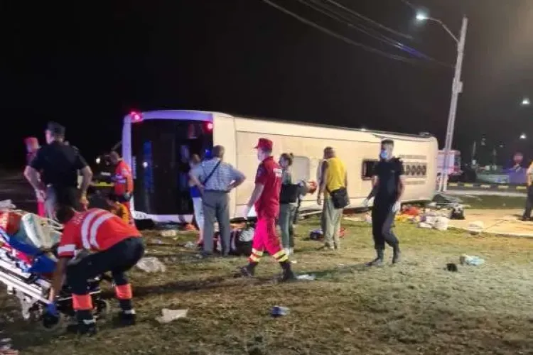 23 de persoane, printre care și trei copii, au ajuns la spital, după ce un autocar cu ucraineni s-a răsturnat 