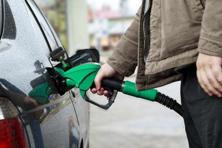 Barilul de petrol scade, însă benzina şi motorina rămân scumpe. COTAR solicită Guvernului să explice de ce tolerează preţul crescut la carburanți