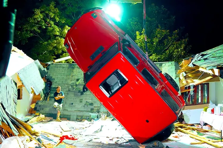 VIDEO - Un influencer încearcă cu orice preț să distrugă un Mercedes-AMG G63. Va reuși?