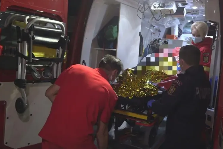 Un băiețel de 10 ani a luat foc chiar sub ochii mamei sale, după ce a aruncat o sticlă de benzină în sobă