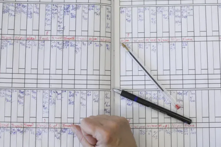 Mai multe şcoli din România vor trece la catalogul online. Părinţii vor avea acces în timp real la situaţia copiilor lor