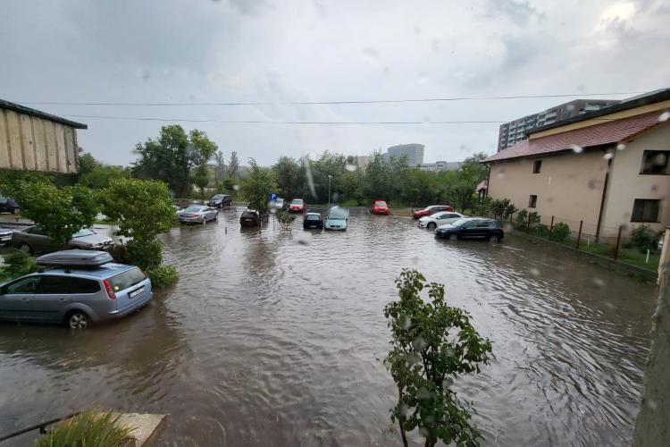 Inundație pe strada Tulcea. Parcarea e o mare piscină la fiecare ploaie- FOTO