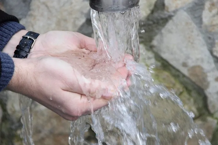 Clujenii beau de ani buni dintr-un izvor cu apă contaminată cu nitriți și nitrați, dar continuă să riște