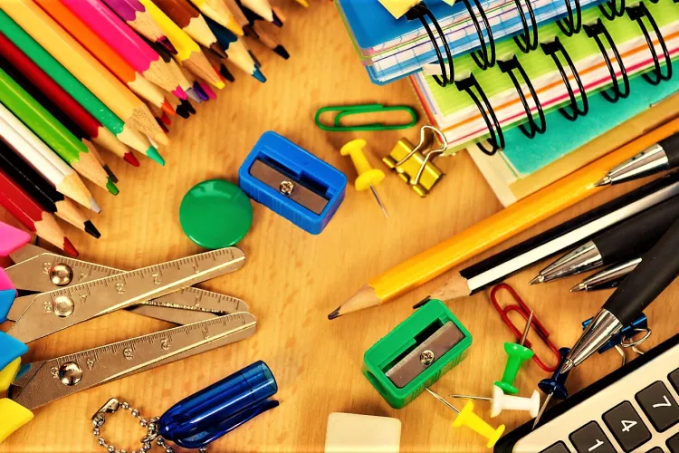 Anul şcolar 2022-2023: Cât costă rechizitele de bază pentru un elev. Statul nu investește în educația copiilor