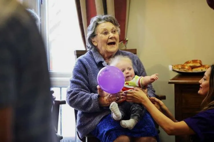 Un cămin de bătrâni „angajează” bebeluşi pentru a-i înveseli pe seniori. Salariul constă în scutece şi lapte praf