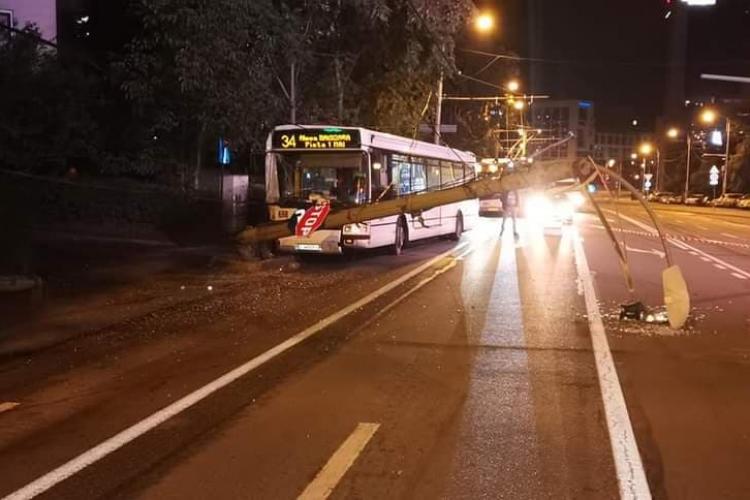 Un autobuz CTP, implicat într-un accident vizavi de Iulius Mall Cluj! Șoferul a derapat din cauza unui trotinetist 