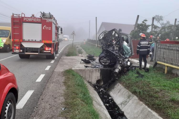 FOTO. Accident în Câțcău! Pompierii au intervenit pentru descarcerarea șoferului rănit