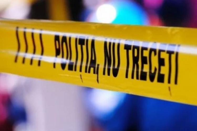  Un tânăr de 24 de ani, găsit mort în apartament. Colegul de cameră a anunţat Poliţia, precizând că un bărbat s-a sinucis