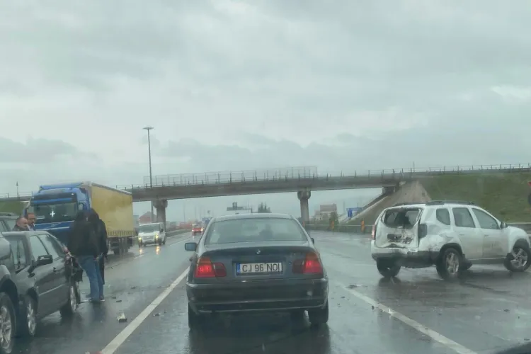 Accident cu patru mașini la intrare în Gilău. Ploaia i-a luat pe nepregătite - FOTO