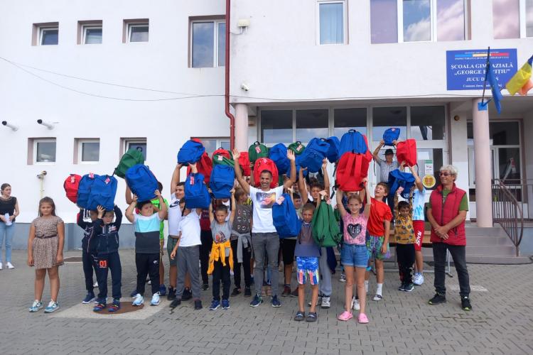 Cluj: Un tânăr crescut la Casa de Copii le-a dus ghiozdane copiilor din Jucu de Sus - VIDEO