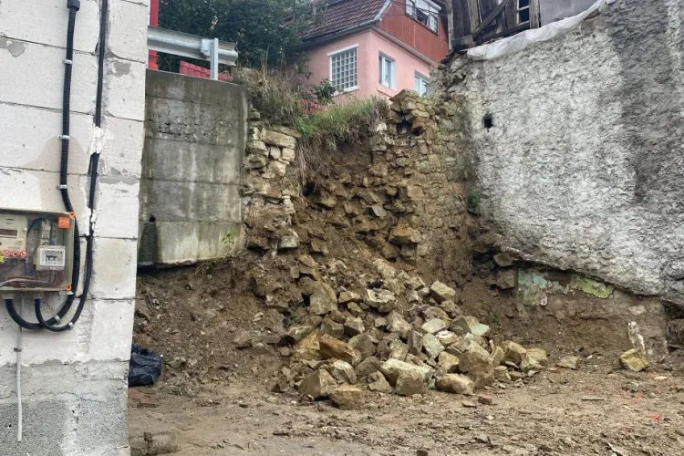 VIDEO - Zidul de susținere al unui drum din Dej, rupt de ape, după ploaia de astăzi. Casa aflată la baza zidului nu a fost afectată