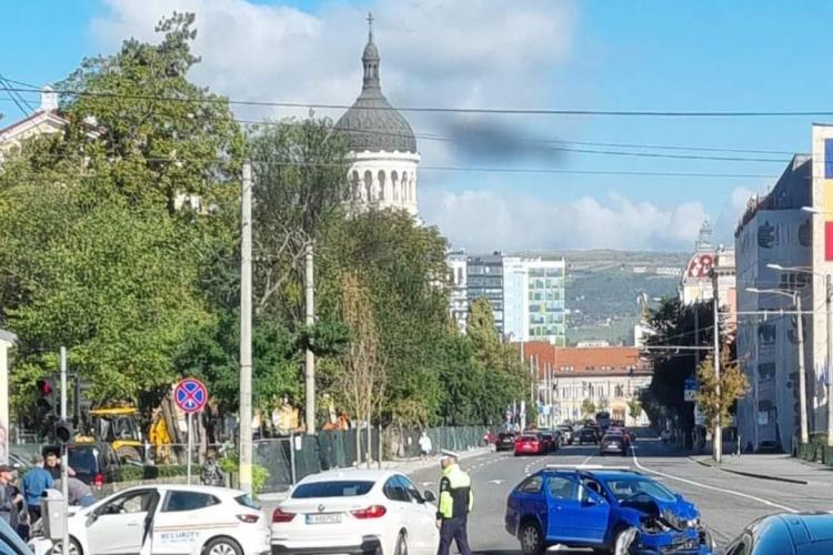 Accident în Piața Cipariu! Două mașini avariate, o femeie transportată la spital