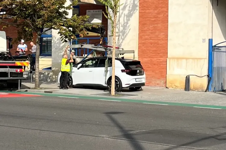 Ghinion! ”Electrică” ridicată, după ce a fost parcată chiar în fața ISU Cluj: Să fi rămas fără curent? - FOTO