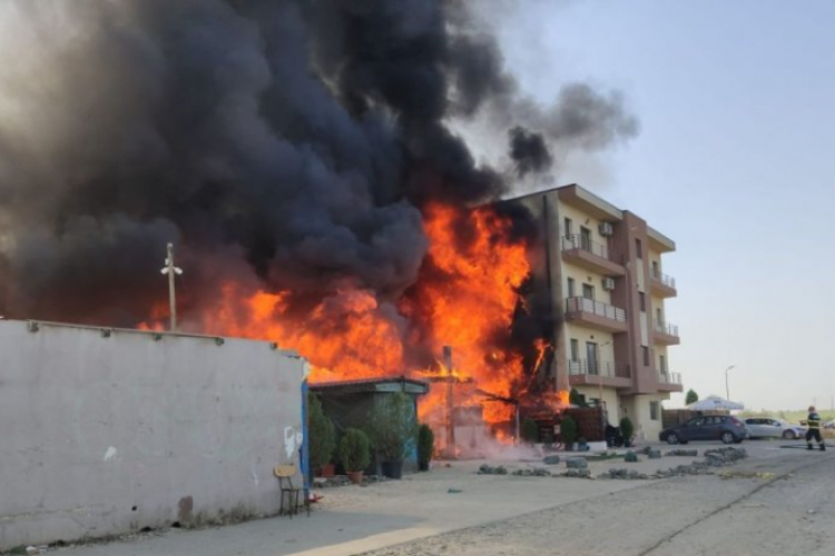 O biserică a luat foc în timpul slujbei. Incendiul s-a extins rapid înspre alte imobile din vecinătate. Zeci de oameni au fost evacuaţi