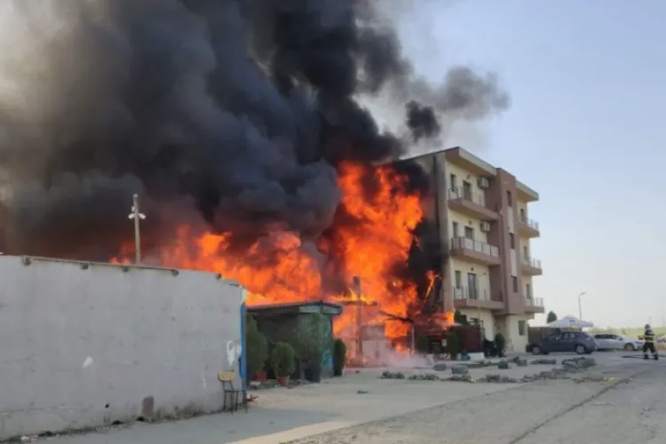 O biserică a luat foc în timpul slujbei. Incendiul s-a extins rapid înspre alte imobile din vecinătate. Zeci de oameni au fost evacuaţi