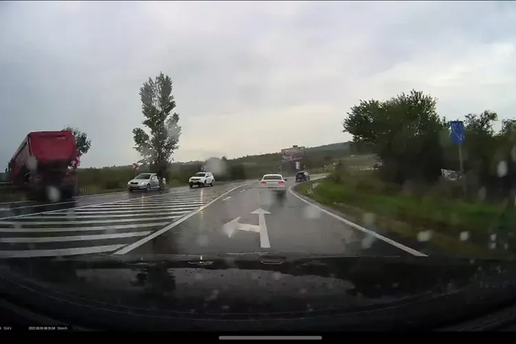 Basculantă răsturnată în șanț în Feleac - FOTO