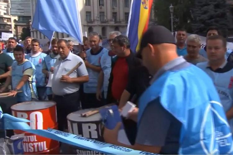 Protest la geamul ministrului Energiei. Românii cer demisia lui Virgil Popescu: „Scumpirile nejustificate duc la înrobirea poporului român”