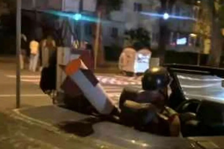 VIDEO - Un bărbat, filmat în timp ce conducea cu o rachetă pe bancheta din spate: „Păi asta înseamnă să fii mafiot!”