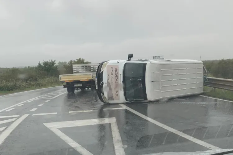 O dubă s-a răsturnat la urcare pe Calea Turzii: Sigur a adaptat viteza la condițiile de trafic - FOTO