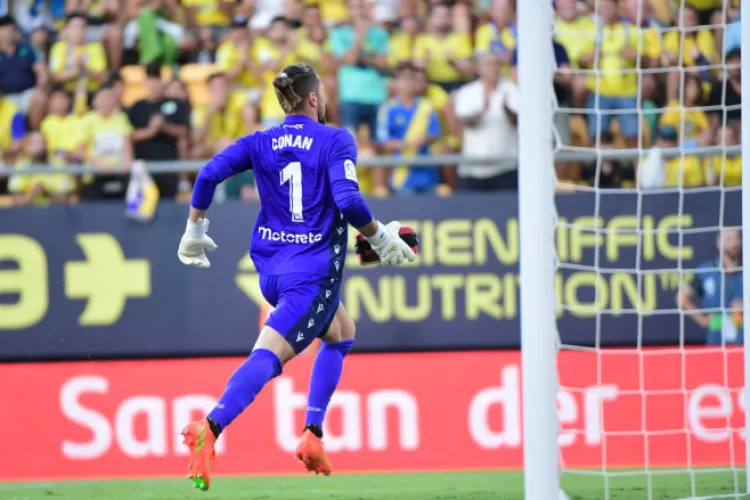 FOTO - Portarul unei echipe de fotbal a sărit în ajutorul unui suporter care făcuse infarct, în timpul unui meci 