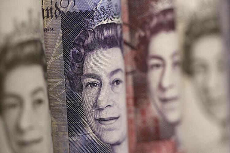 Banca Angliei, nevoită să înlocuiască, treptat, portretul Reginei pe bancnote și monede