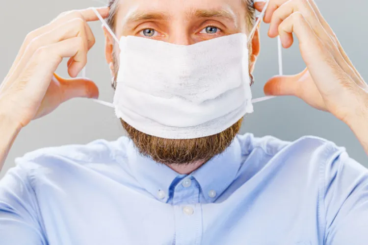 Un bărbat a comis mai multe furturi într-o singură zi, „ascunzându-și” identitatea în spatele unei măști chirurgicale 