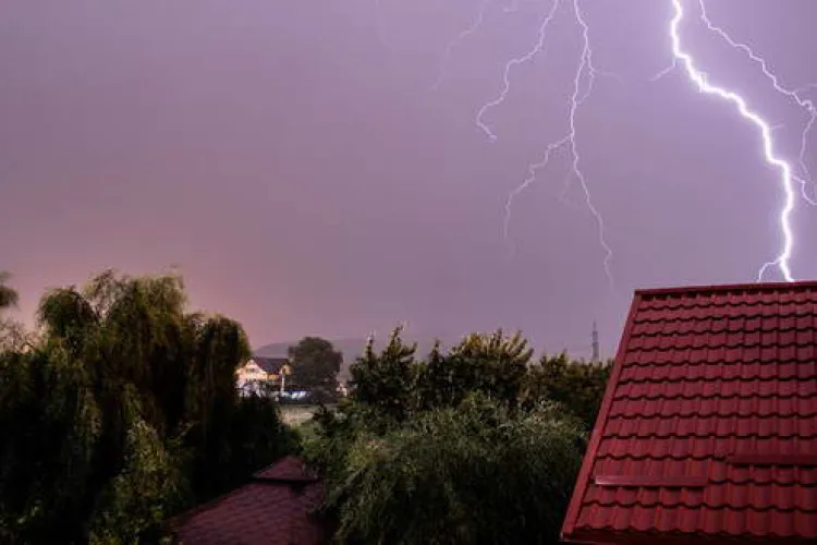 Acoperişul unei policlinici, cuprins de flăcări după ce a fost lovit de fulger. Clădirea era proaspăt renovată