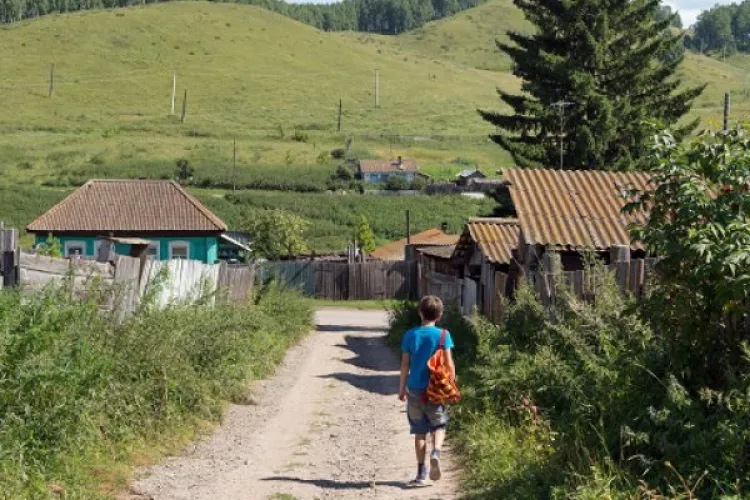 Elevi uitați de autorități: Merg kilometri întregi până la școală. Nimeni nu găsește soluții. Părinții s-au revoltat