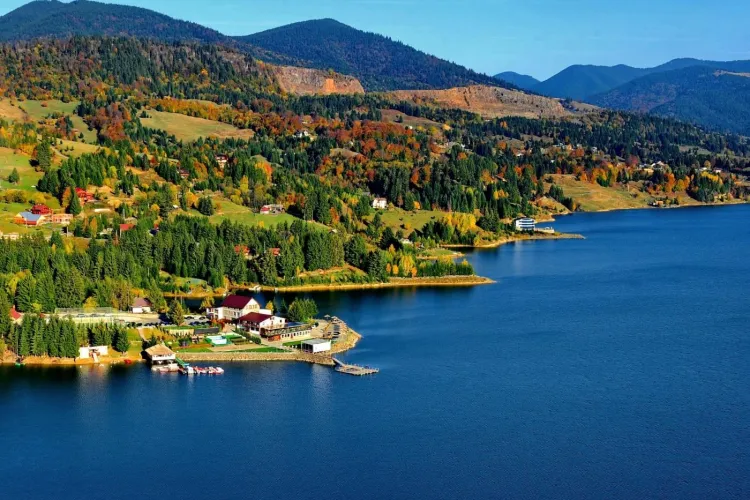 Lacul Colibița, ”țeapă sau marea de la munte”? Turist: ”Toți ”foștii comuniști” au cumparat ”si apa din lac”