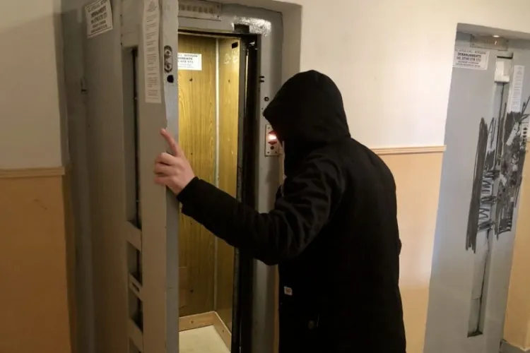 Adolescentă, agresată în lift de un tănăr de 20 de ani cu antecedente penale. A mai fost condamnat în trecut pentru agresiuni sexuale 