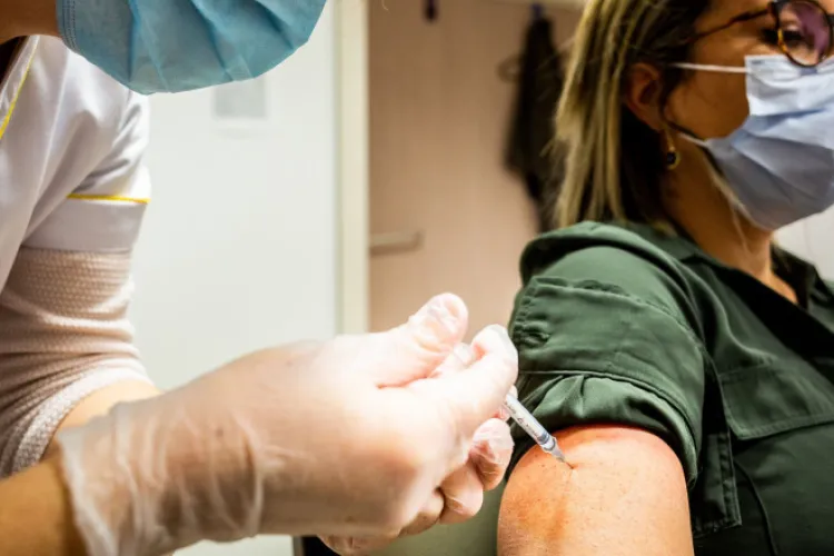 România plătește de două ori vaccinurile anti-COVID pe care nu le folosește: „Nimeni nu vrea să le primească nici măcar gratis”