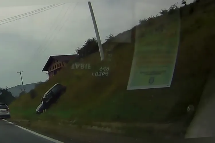 ”Atenție! Gheata, polei...nu știu! Urcare Feleacu...” - Nu e gheață, ci puțină apă și cauciucuri ieftine - VIDEO