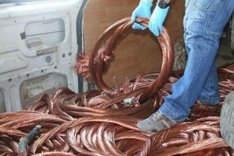 Percheziții la hoții de cupru. Au furat în cantități industriale