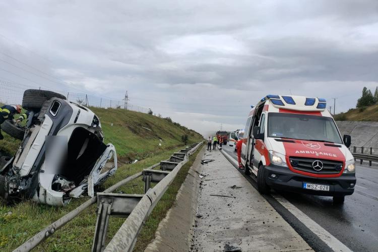 FOTO. Mașină făcută praf pe autostrada A3. Două femei transportate de urgență la spital, în urma accidentului!