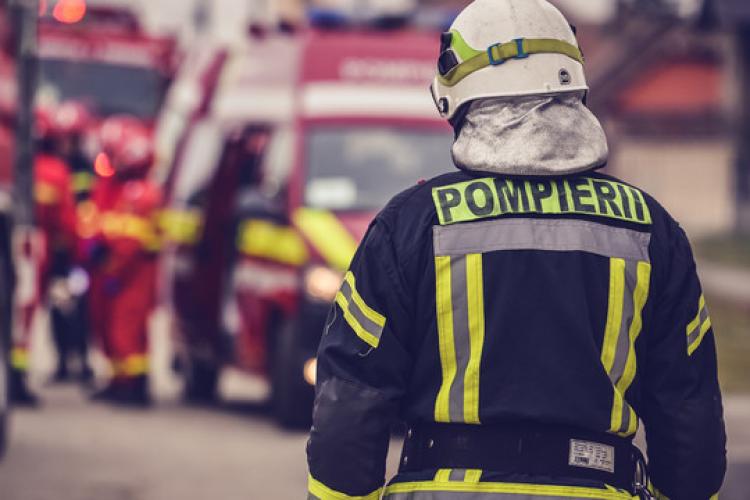 Pompier, acuzat că a incendiat casa fostei partenere. Pompierii care au intervenit s-au luptat două ore cu flăcările