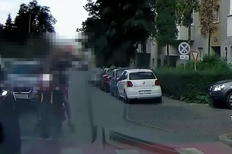 Cluj: Părinte inconștient cu trei copii pe motocicletă. Nimeni nu purta cască - VIDEO
